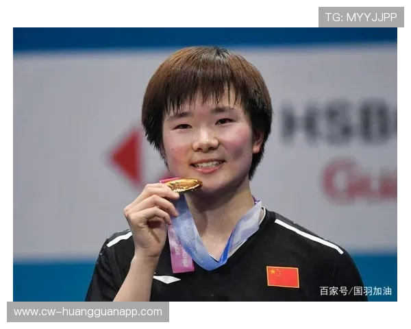 何冰娇背着一堆爆款包，赛场一脸冷静，生活真是两张脸啊