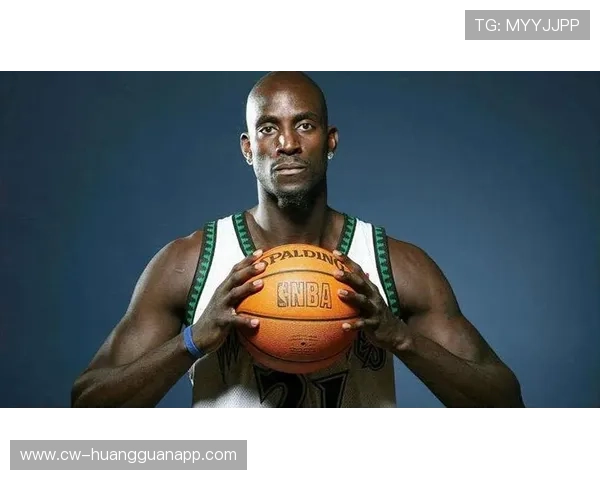 凯文·加内特通过高位策应与补防扫荡提升绿军防守效率