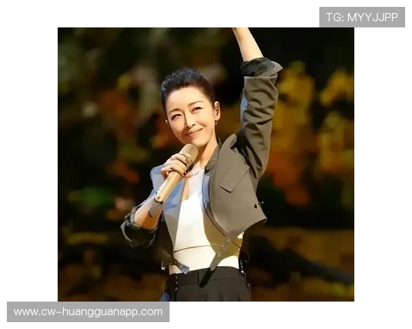 孙悦居然在家穿得比明星还豪气，那沙发一坐就是小时候梦都想不到的生活吧