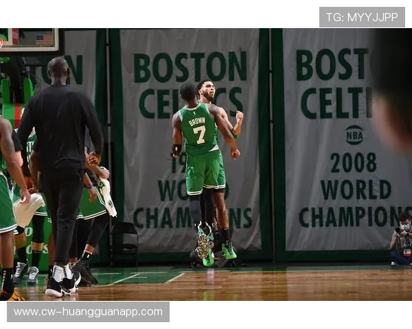 普里查德无球跑动效率提升，成绿军外线关键拼图