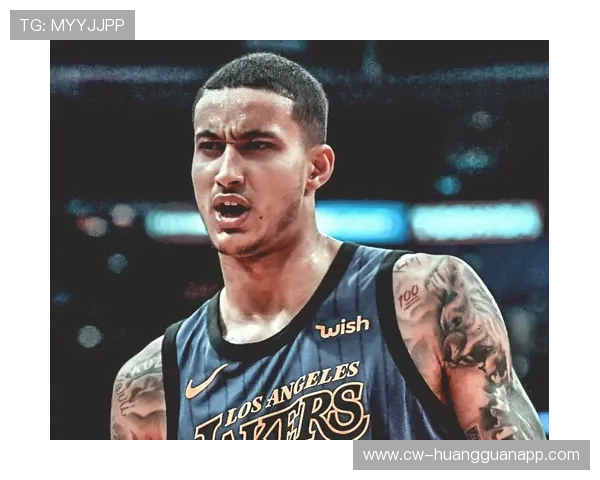 扎克拉文家的车库比我家还大，里面停的全是限量款