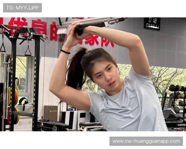 张雨霏训练完顺手买了个包，我加班三天才够一杯奶茶钱