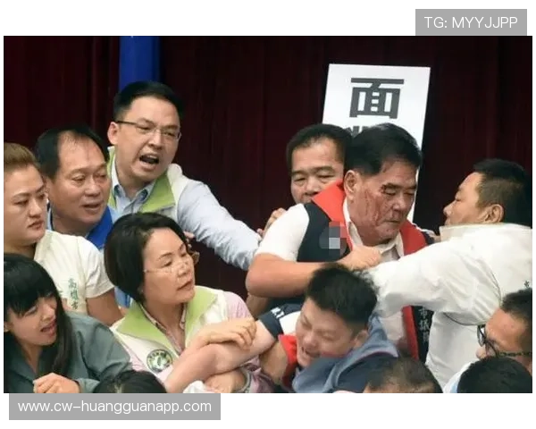 群体冲突判罚：为何有时只罚一人，有时全员警告？